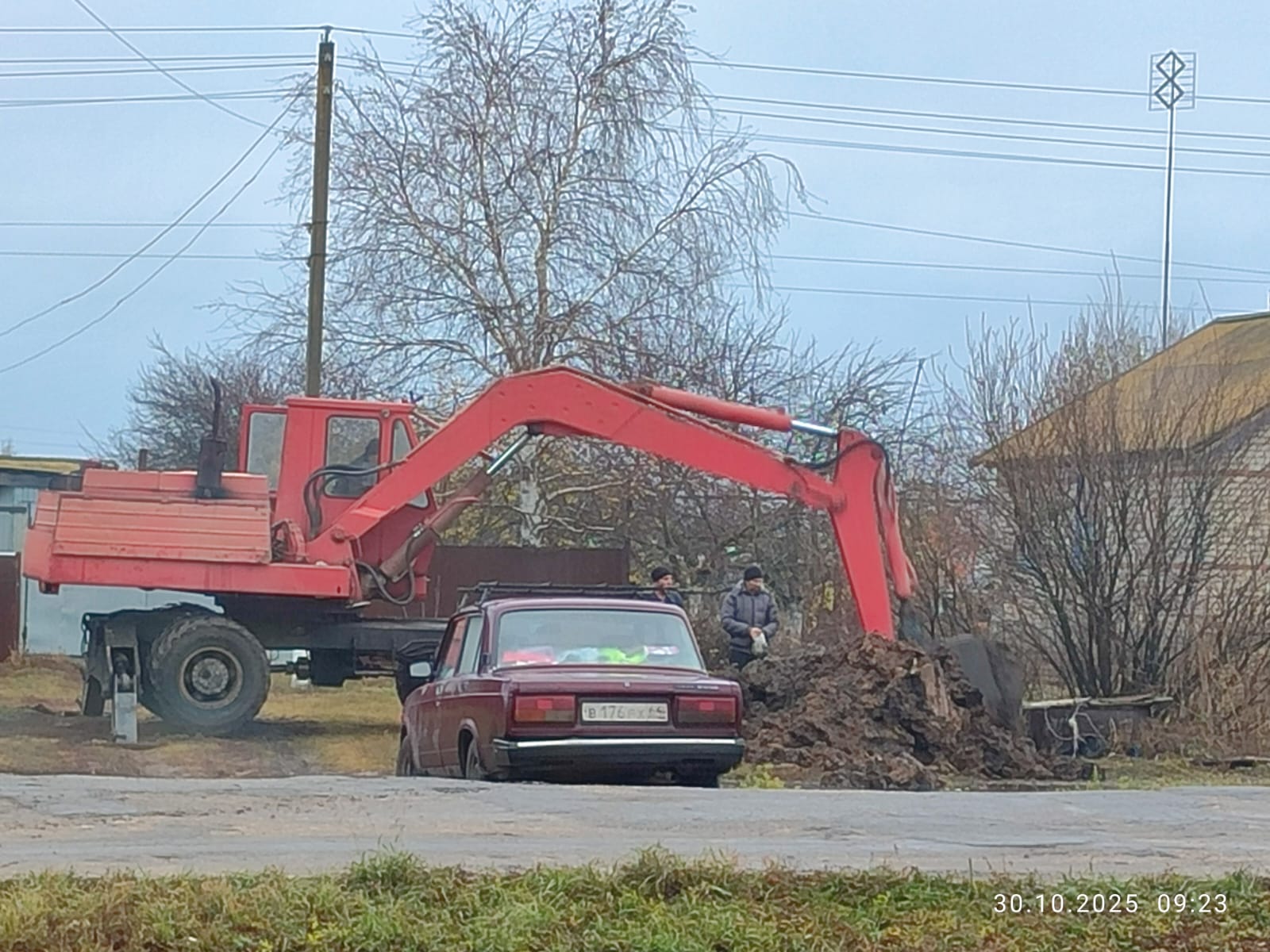 Ремонт водопровода в селе Новоселовка: оперативно устраняют прорыв.