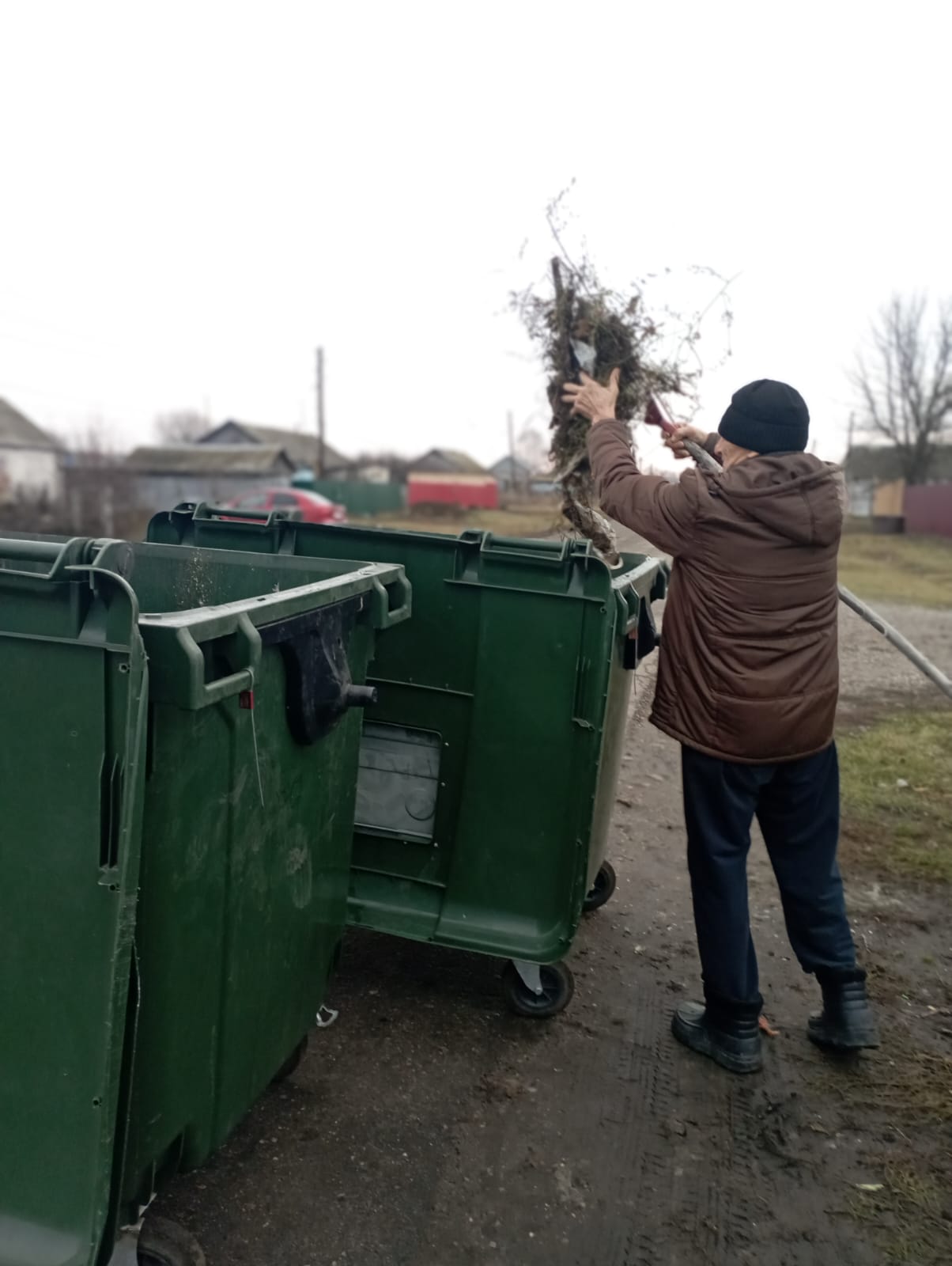 Сегодня силами работников администрации  привели в порядок площадки ТКО в п. Прудовой..